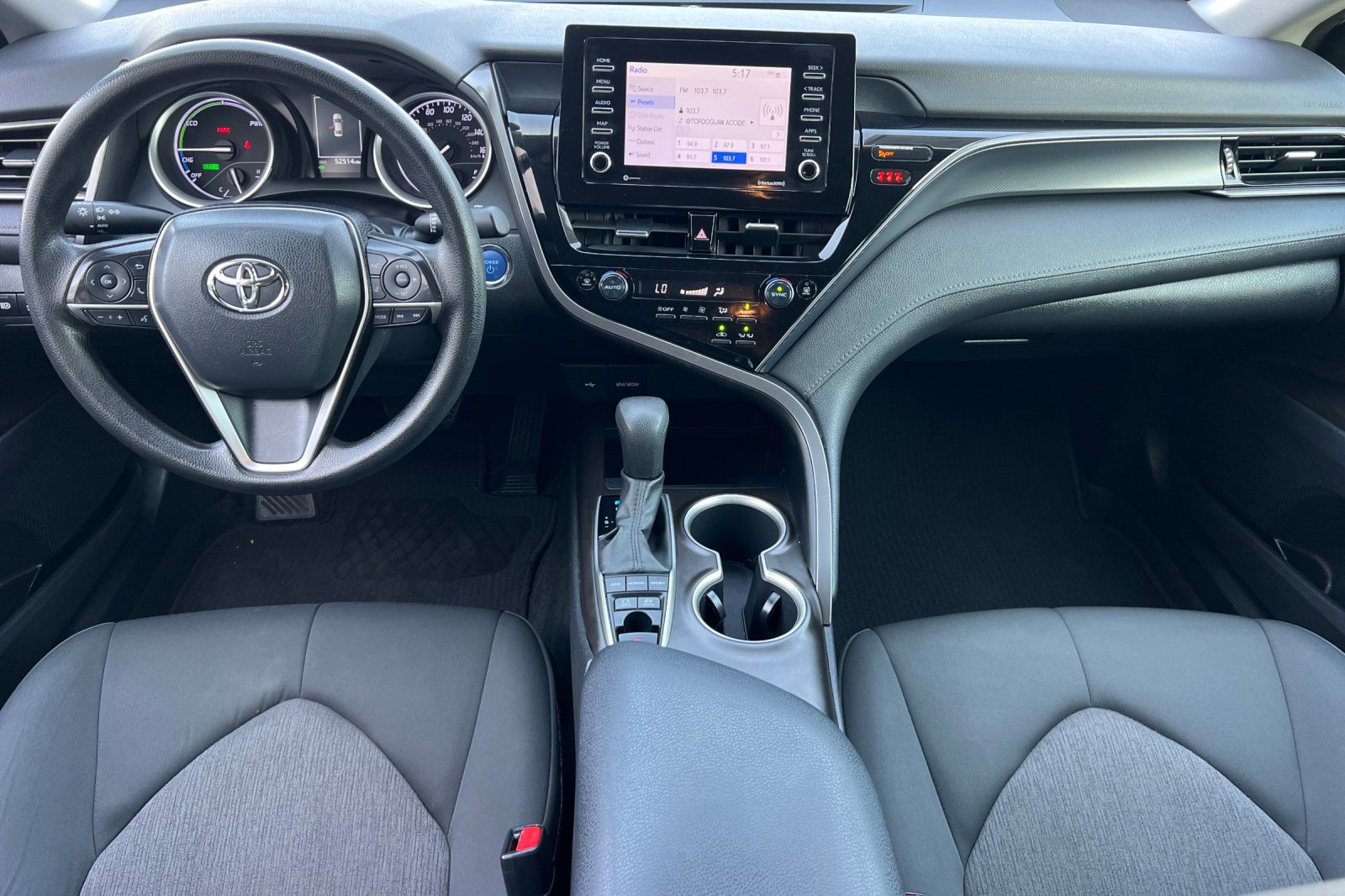 2022 Toyota Camry Hybrid LE photo 11