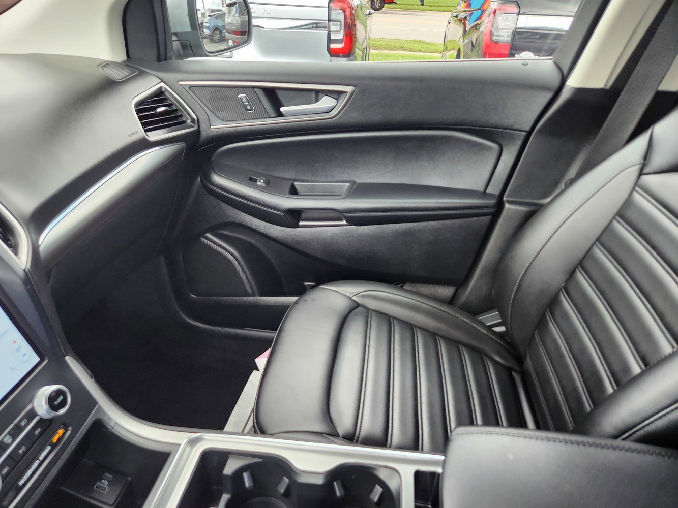 2022 Ford Edge SEL photo 16