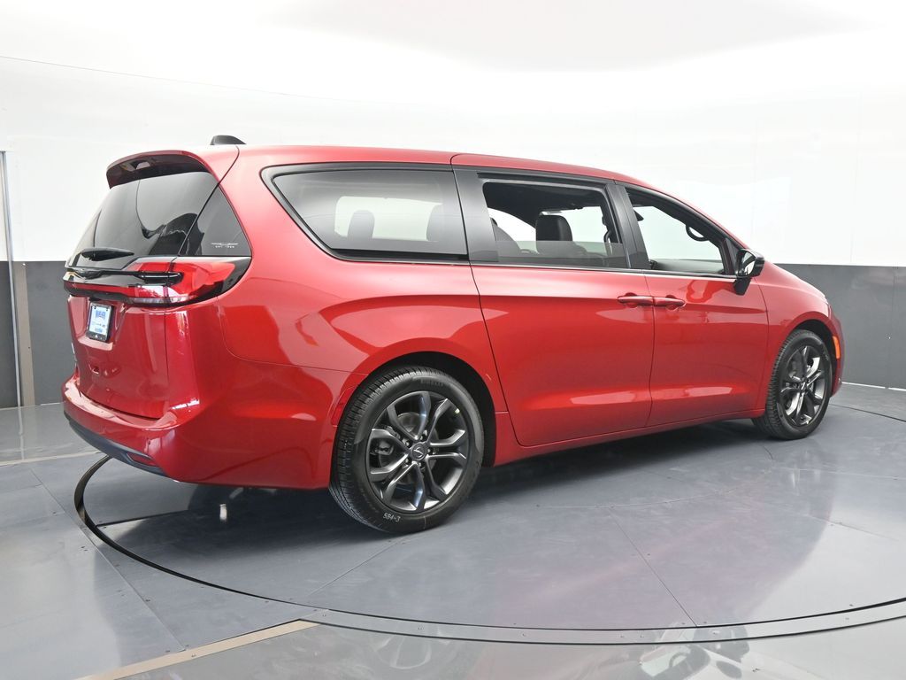 2026 Chrysler Pacifica Select's photo