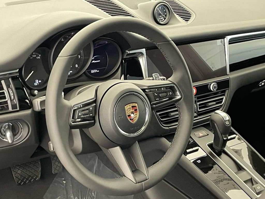 2025 Porsche Macan Base photo 4