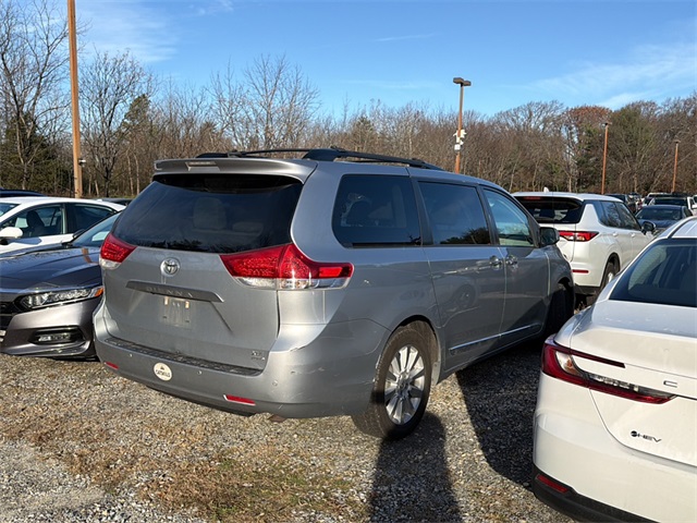 2014 Toyota Sienna XLE photo 3