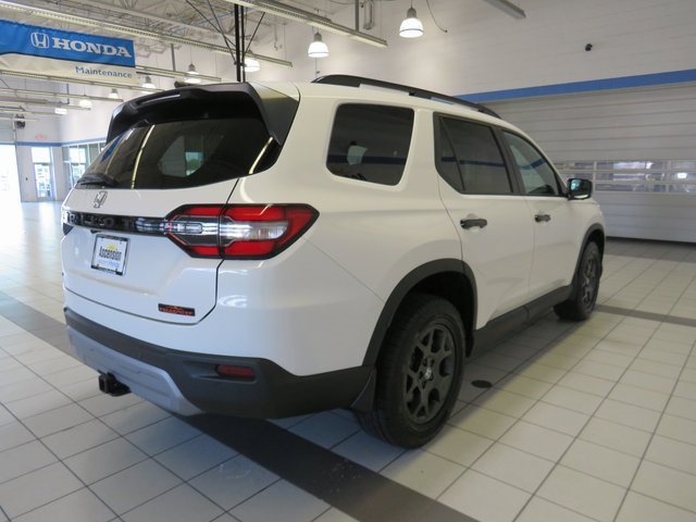2025 Honda Pilot TrailSport photo 2