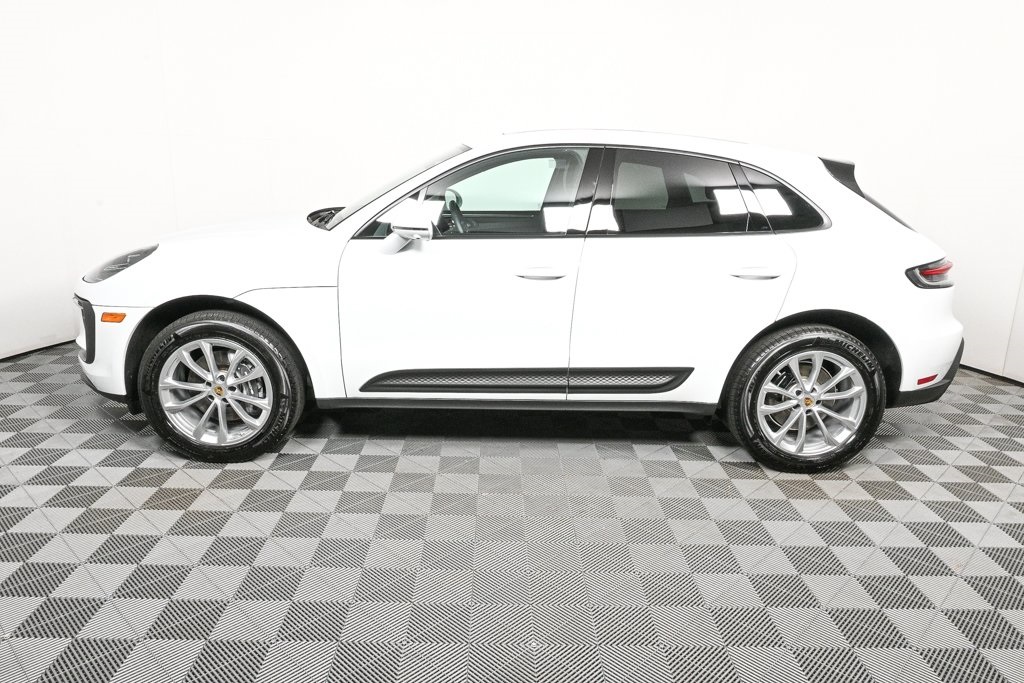 2025 Porsche Macan T photo 2