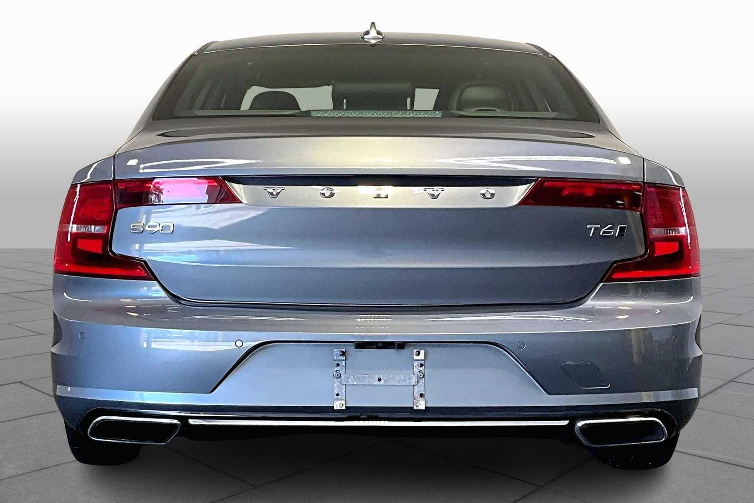 2019 Volvo S90 Momentum photo 4