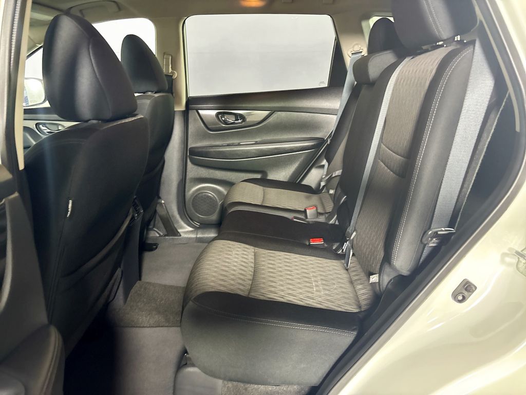 2017 Nissan Rogue SV photo 19