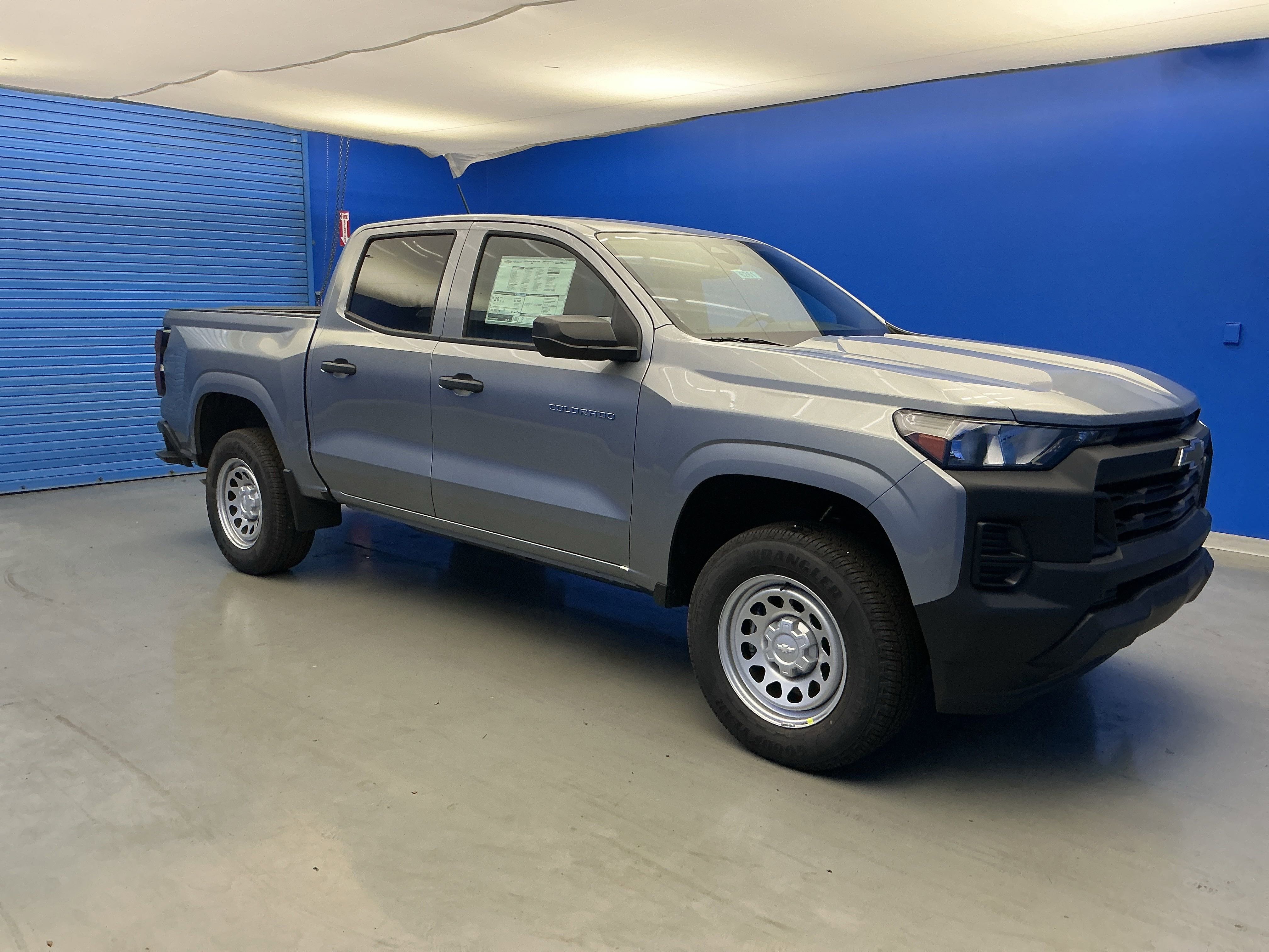 2025 Chevrolet Colorado LT photo 2