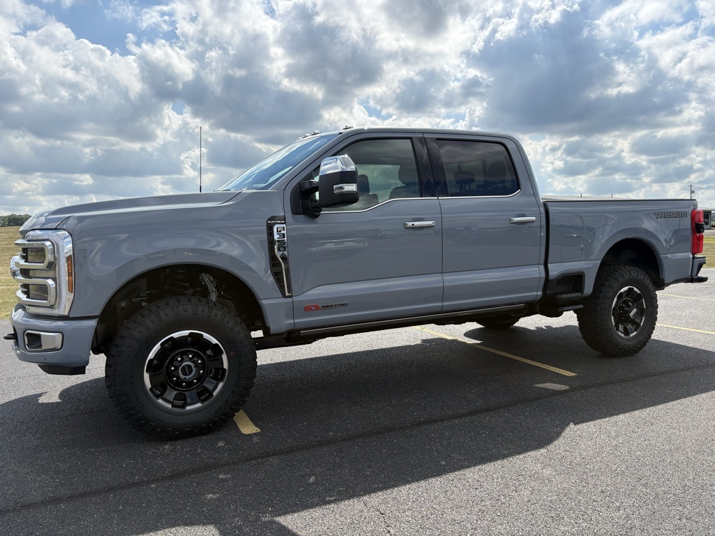 2025 Ford F-350 Super Duty Platinum's photo