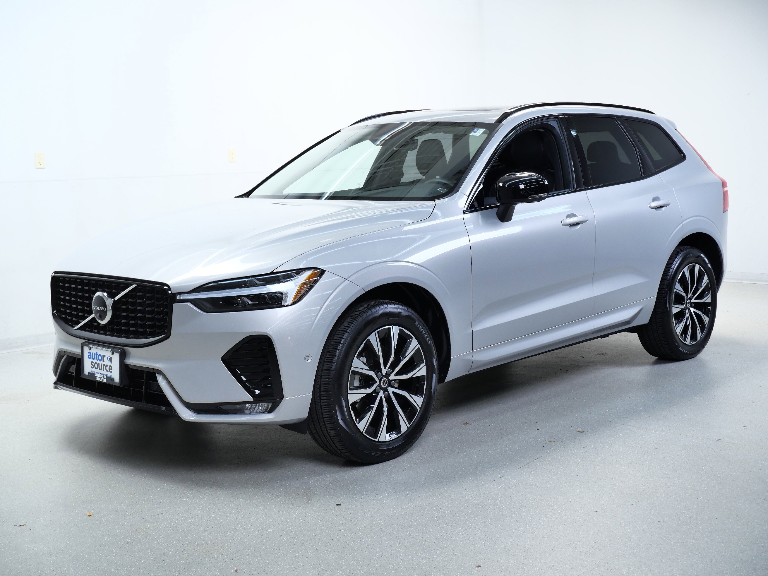 2025 Volvo XC60 Plus photo 9