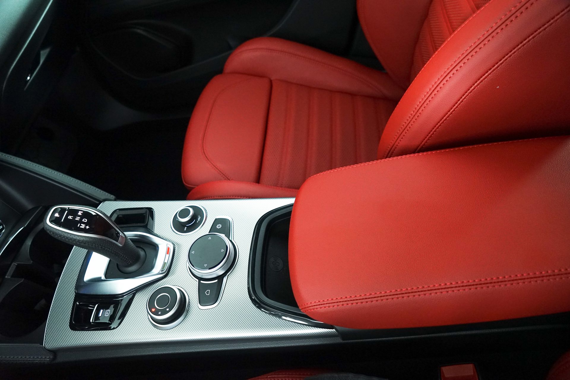 2024 Alfa Romeo Stelvio photo 25