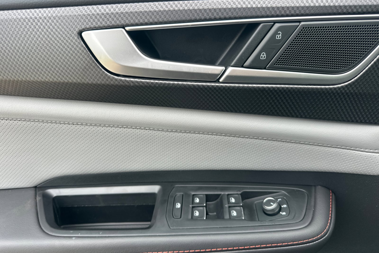 2025 Volkswagen Atlas Peak Edition SE photo 8
