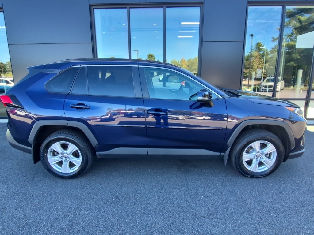 2021 Toyota RAV4 XLE photo 3