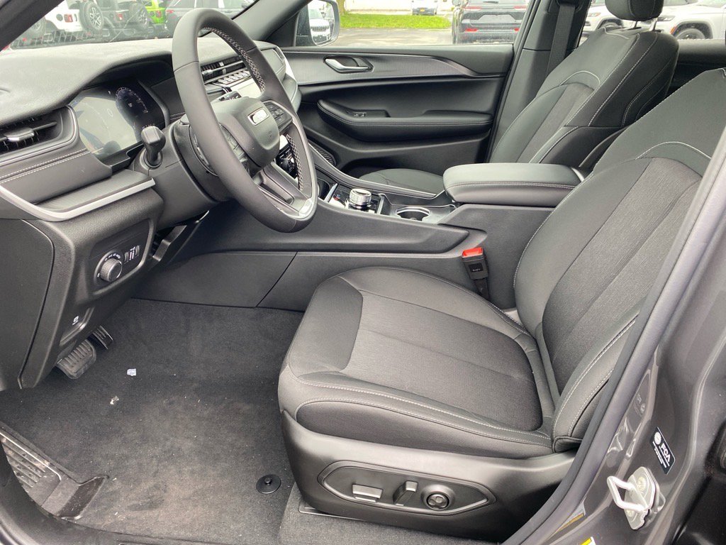 2025 Jeep Grand Cherokee Laredo photo 5