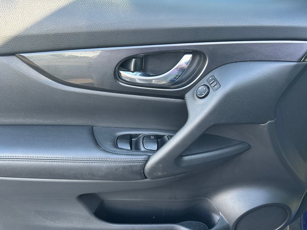 2018 Nissan Rogue SV photo 16