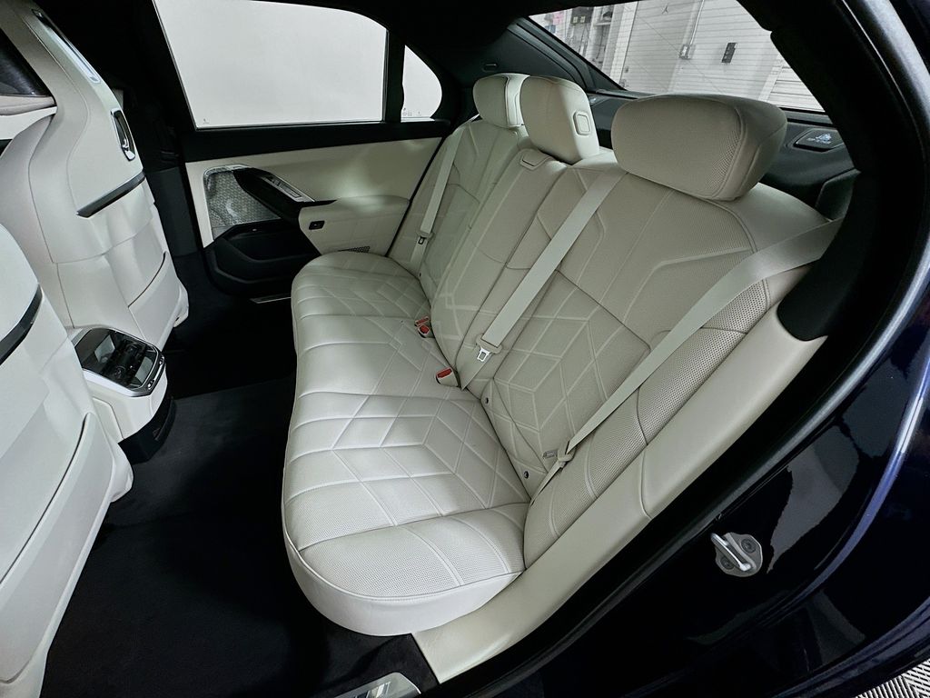 2026 Bmw 750e photo 17