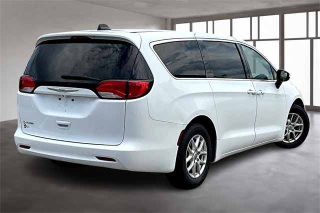 2022 Chrysler Voyager LX photo 3