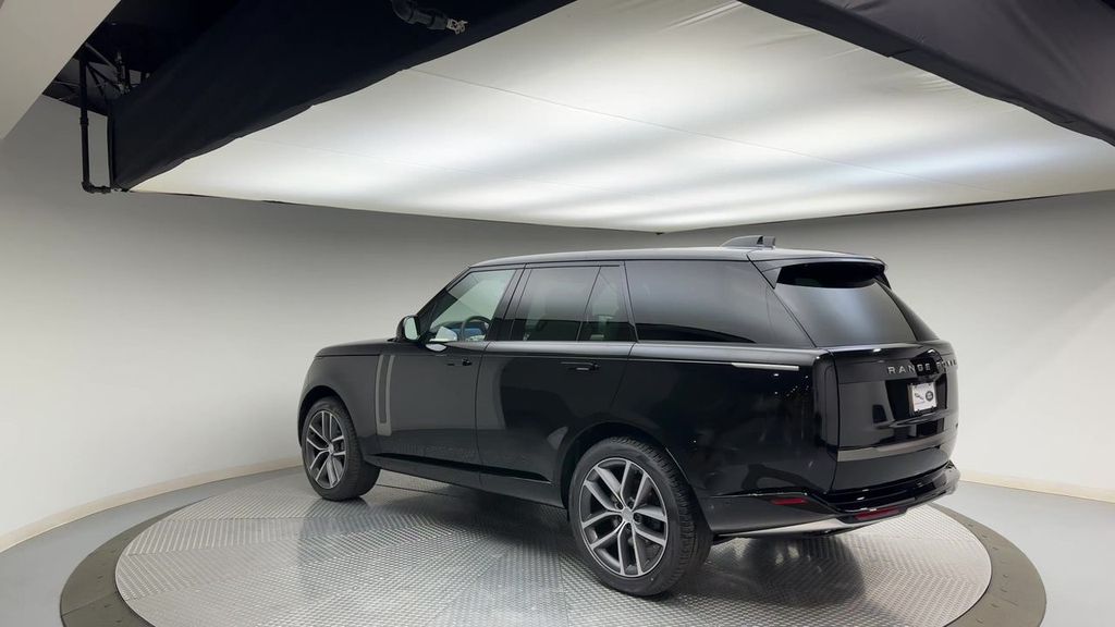 2024 Land Rover Range Rover SE photo 3
