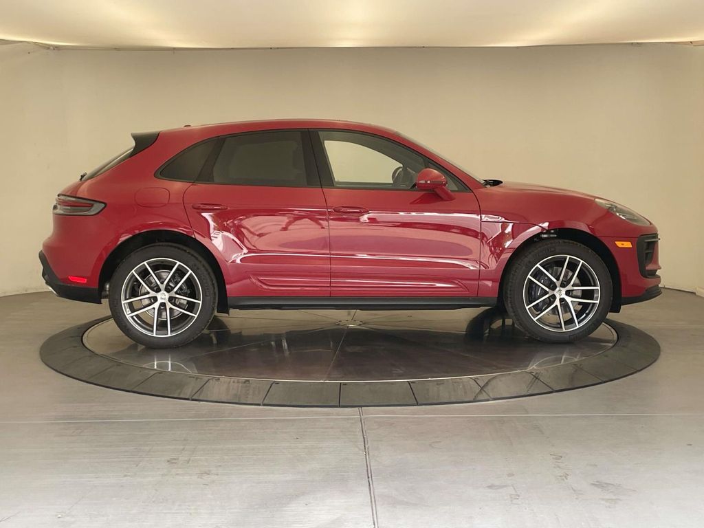 2025 Porsche Macan Base photo 8