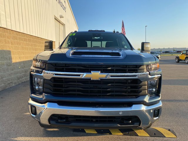 2025 Chevrolet Silverado 2500HD LT photo 2