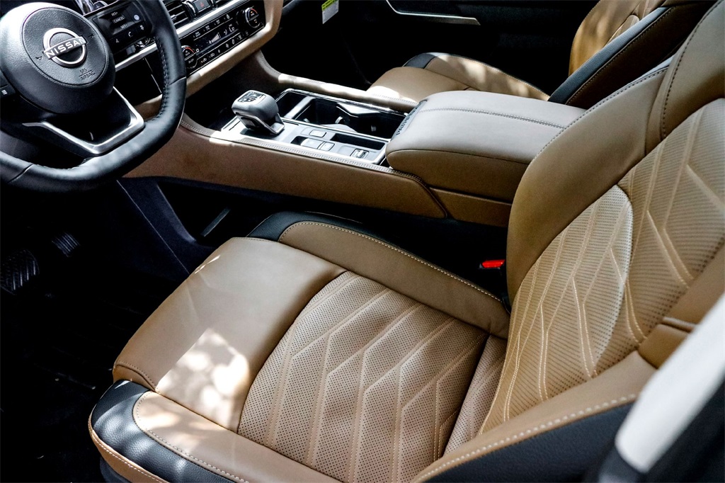 2025 Nissan Pathfinder Platinum photo 9