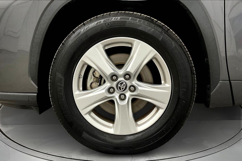 2021 Toyota Highlander Hybrid LE photo 9