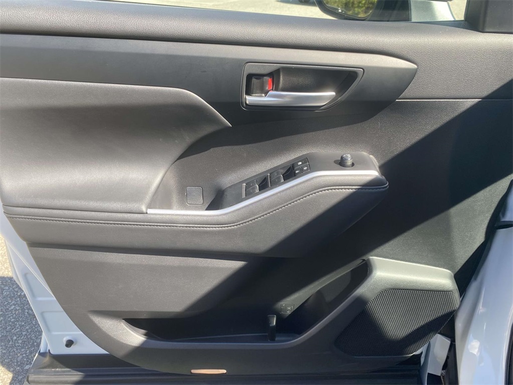 2023 Toyota Highlander XLE photo 11