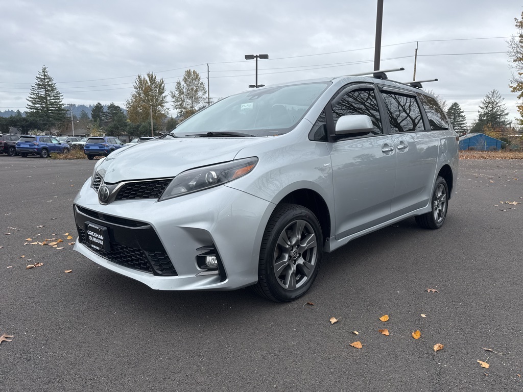 2020 Toyota Sienna SE photo 2