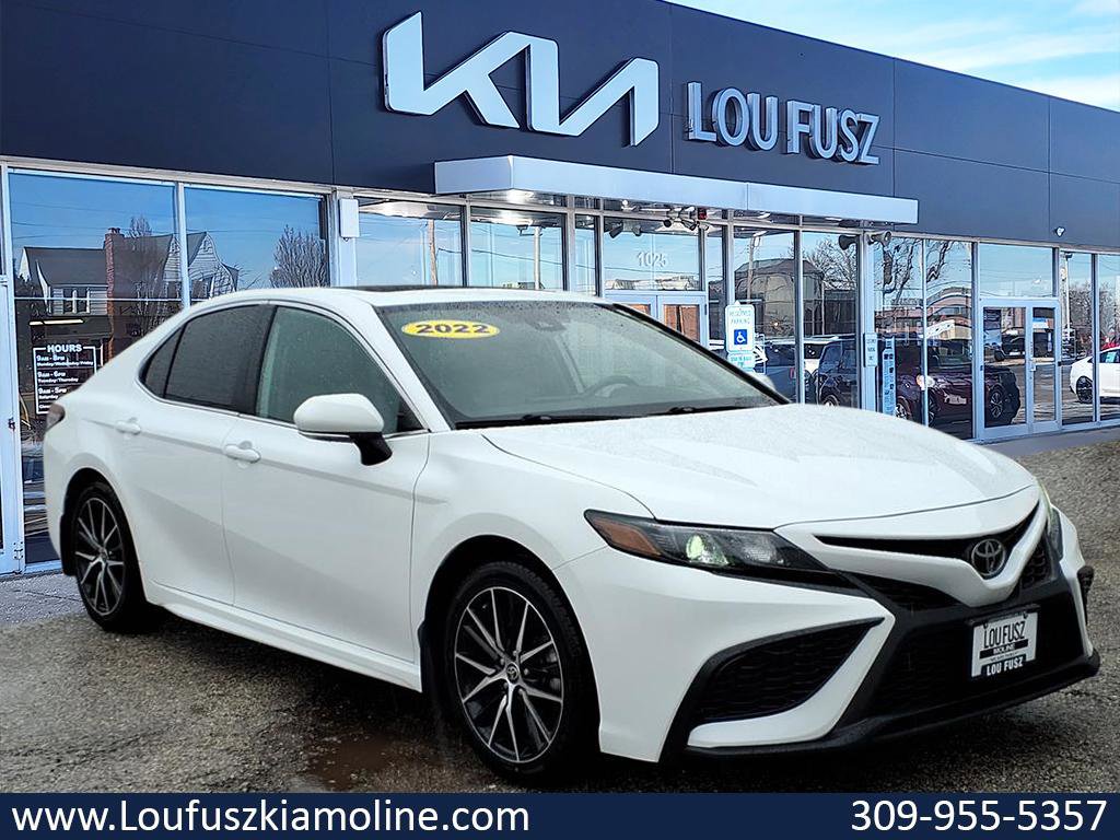 2022 Toyota Camry SE's photo