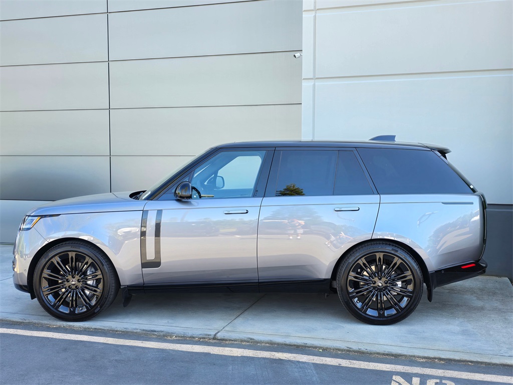 2025 Land Rover Range Rover SE photo 4