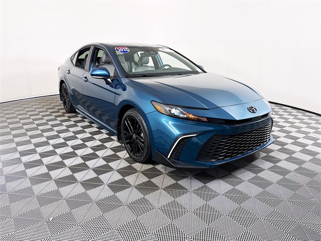 2025 Toyota Camry SE's photo