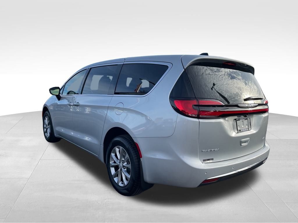 2026 Chrysler Pacifica photo 3