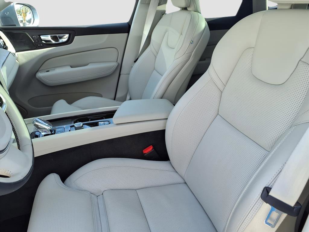 2022 Volvo XC60 B5 Inscription photo 11