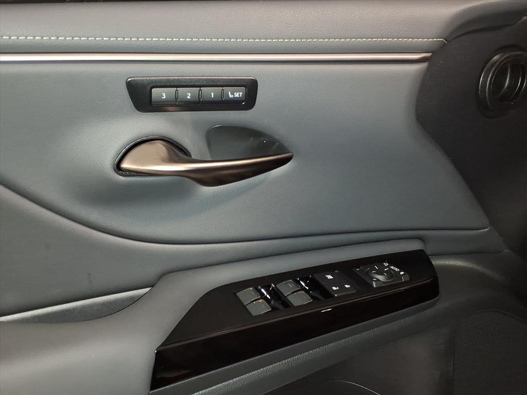 2025 Lexus ES 300h photo 4