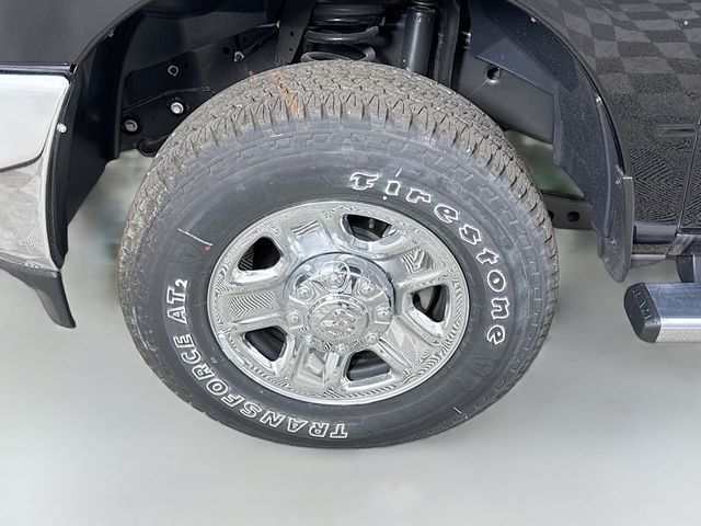 New 2024 Diamond Black Crystal Pearl-Coat Exterior Paint RAM Tradesman image 29