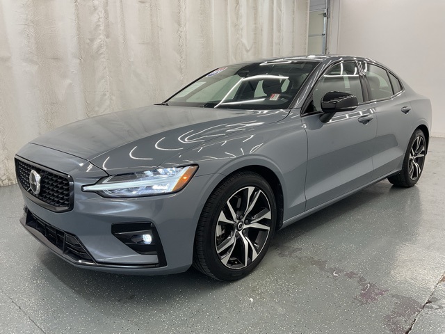 Used 2024 Gray Volvo B5 Core Dark Theme image 4