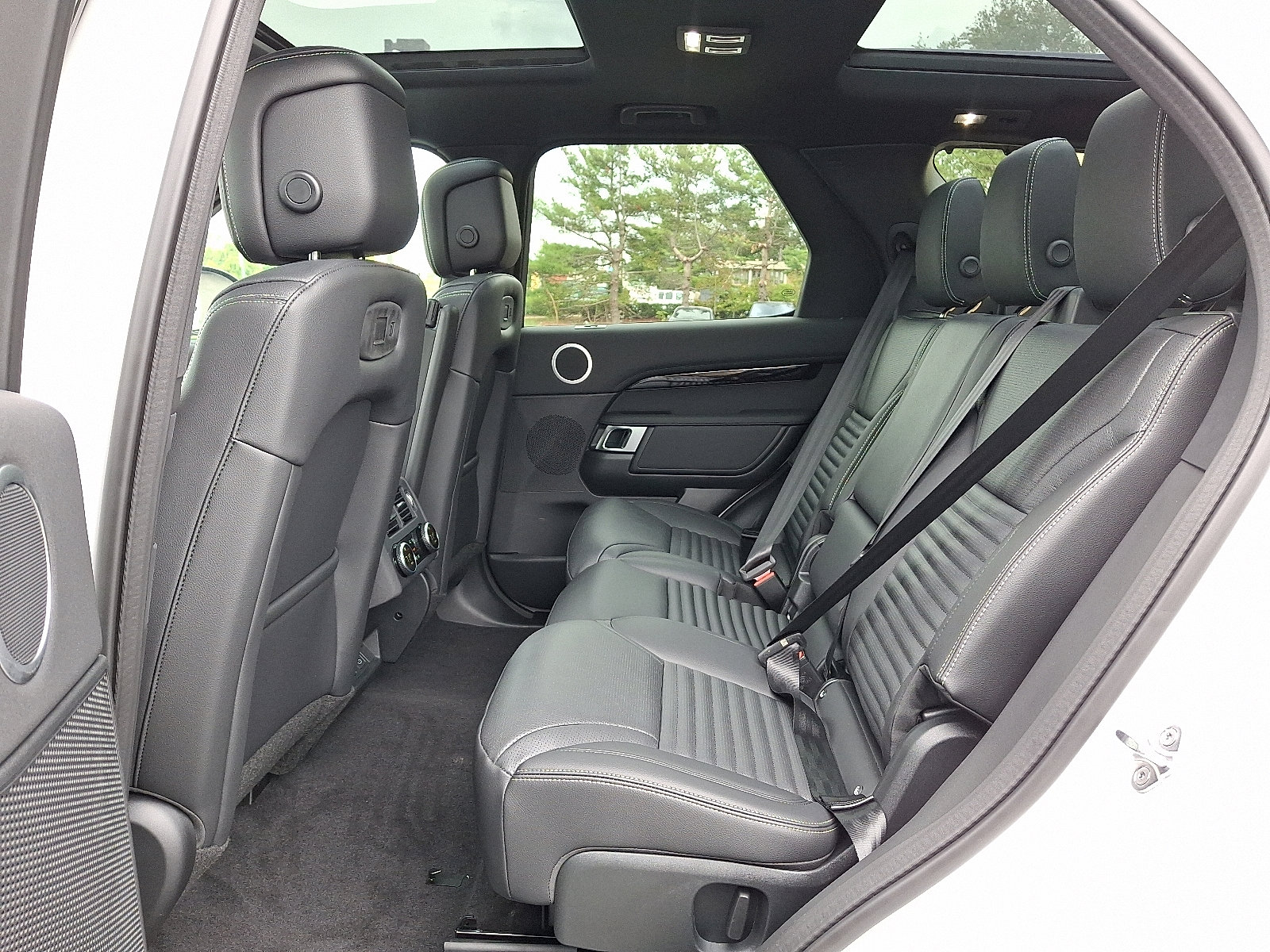 2025 Land Rover Discovery S photo 4