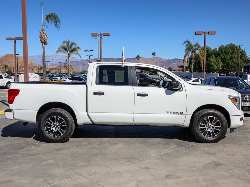 2023 Nissan Titan SV photo 2