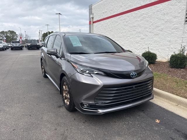 2024 Toyota Sienna Platinum's photo