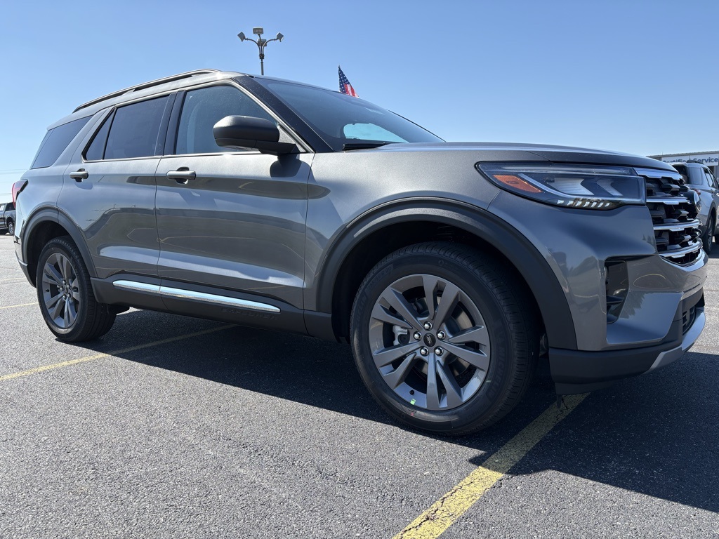 2025 Ford Explorer photo 3