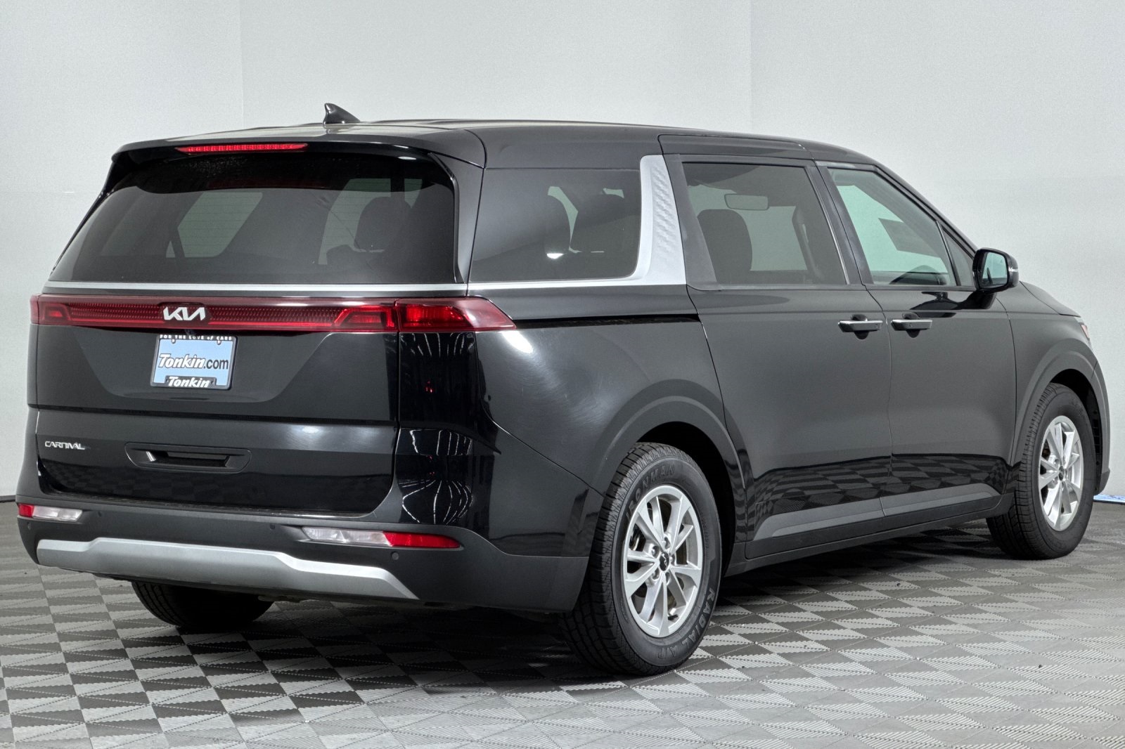 2024 Kia Carnival LX photo 2
