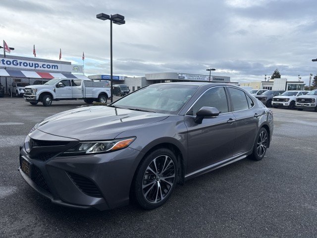 2019 Toyota Camry SE's photo