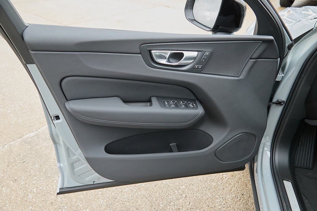 2026 VOLVO XC60 - Image 8