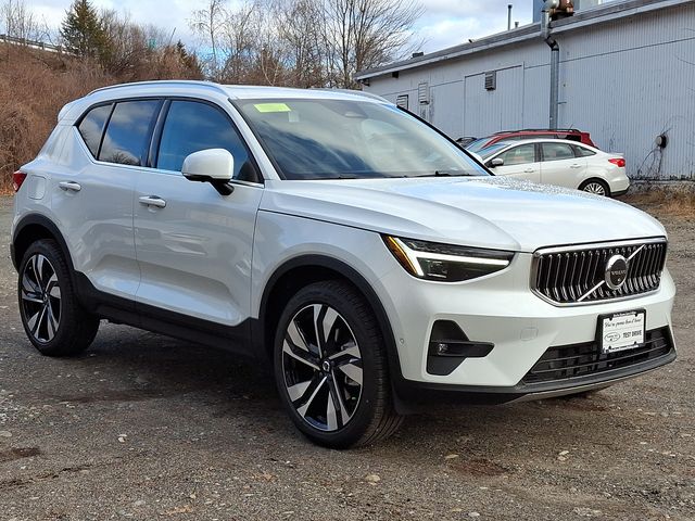 2025 Volvo XC40 AWD Plus photo 2
