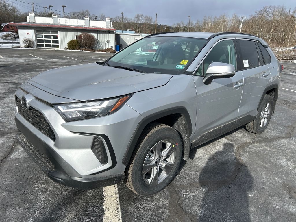 2025 Toyota RAV4 XLE's photo