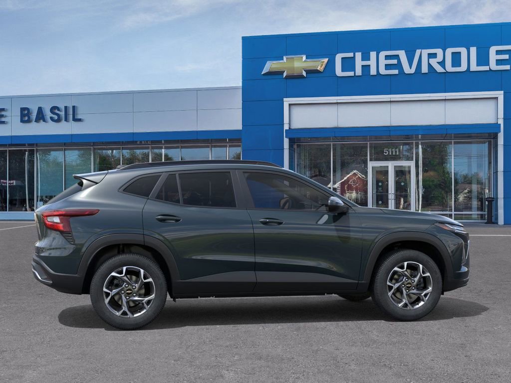 2025 Chevrolet Trax LT photo 2