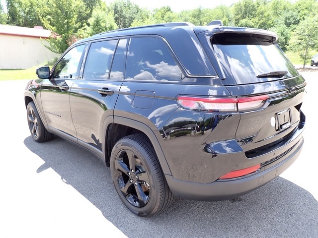 2023 Jeep Grand Cherokee Altitude photo 3