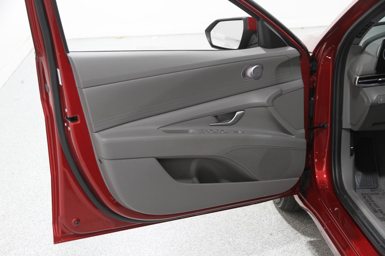 2024 Hyundai Elantra SEL photo 4