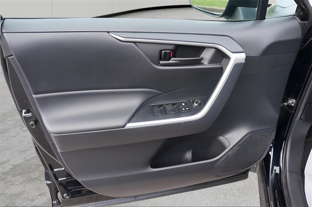 2021 Toyota RAV4 Hybrid LE photo 10