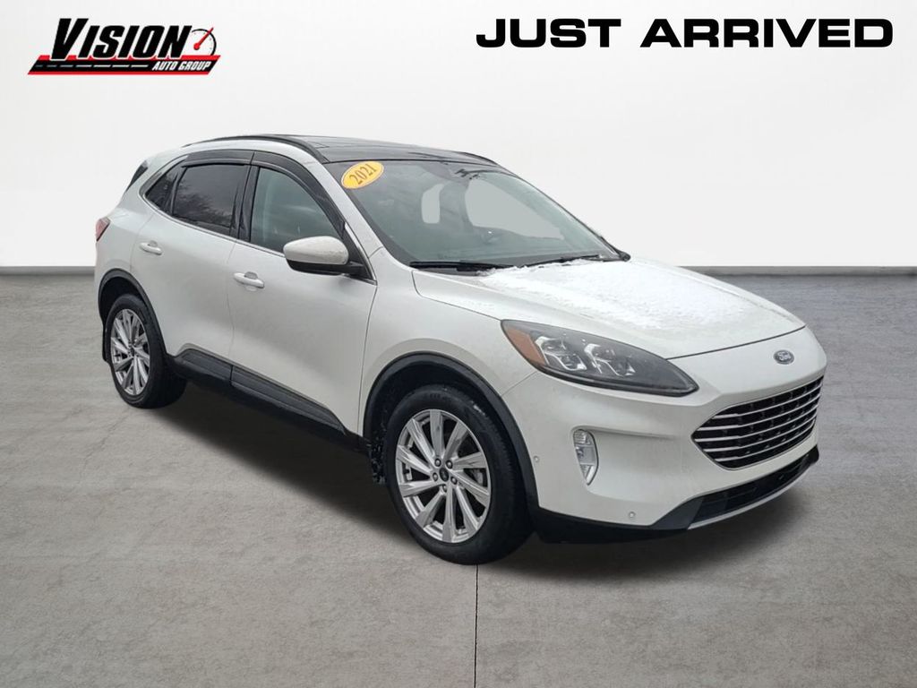 2021 Ford Escape Titanium Hybrid photo 3
