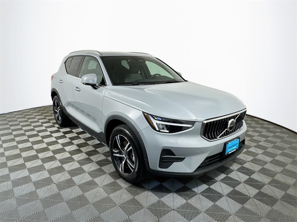 2025 Volvo XC40 Core photo 3