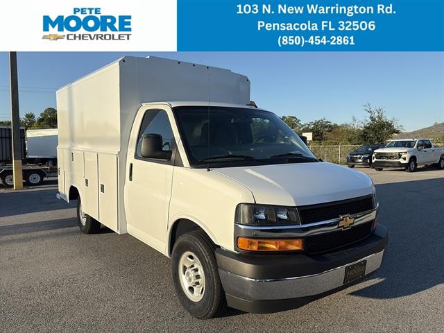 2025 Chevrolet Express Cutaway Base's photo